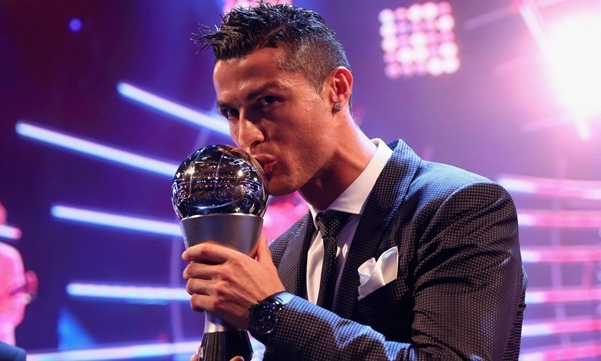 Ronaldo hai lần liên tiếp giành danh hiệu cầu thủ xuất sắc nhất năm của FIFA