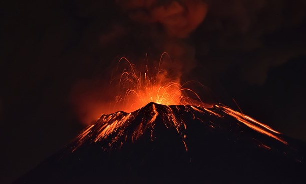 Mexico: Núi lửa Popocatépetl lại phun trào khói bụi cao tới 2km