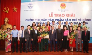 Phó Thủ tướng trao giải Cuộc thi tác phẩm báo chí về công tác giảm nghèo