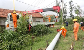 Dồn lực tập trung khắc phục sự cố lưới điện sau bão