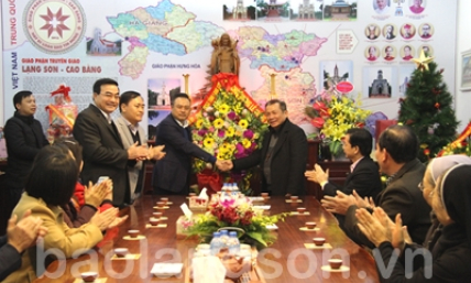 Lãnh đạo tỉnh thăm, tặng quà Tòa Giám mục Giáo phận Lạng Sơn – Cao Bằng