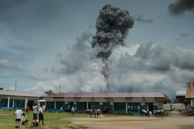 Núi lửa Sinabung phun trào kèm theo rung chấn ở Indonesia