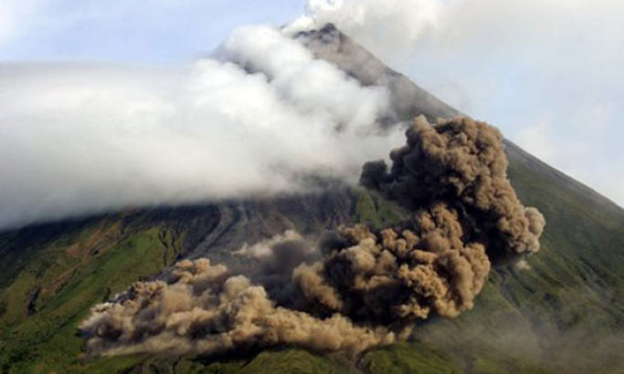 Philippines cảnh báo khi núi lửa Mayon bất ngờ hoạt động trở lại