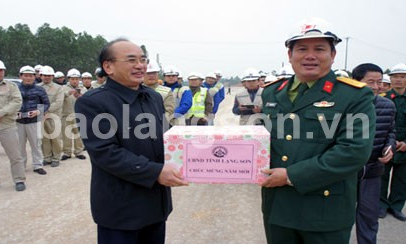 Lãnh đạo UBND tỉnh chúc tết, tặng quà các đơn vị thi công dự án đường cao tốc Bắc Giang-Lạng Sơn