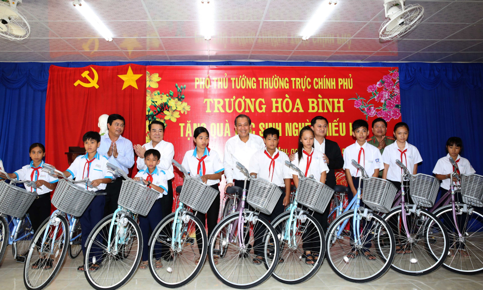 Phó Thủ tướng Trương Hòa Bình tặng quà học sinh nghèo hiếu học