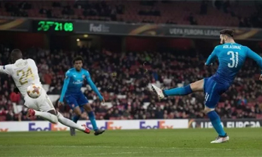 Thua sát nút 1-2, Arsenal vượt qua vòng 1/16 Europa League