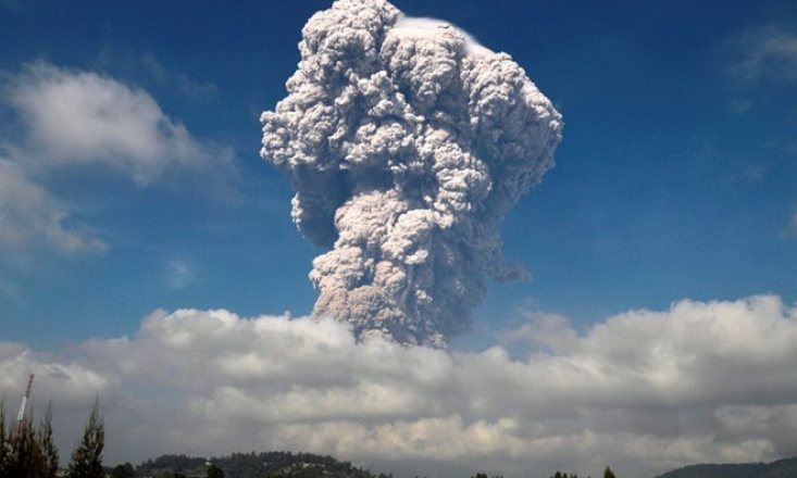 Indonesia: Núi lửa Sinabung phun trào, cột tro bụi cao tới 5km