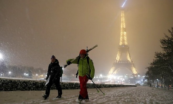 Tháp Eiffel của Pháp buộc phải đóng cửa vì tuyết rơi quá dày