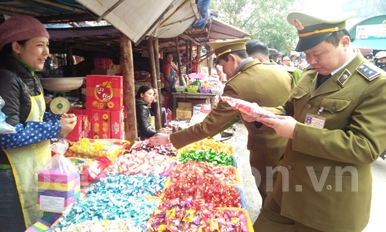 Bánh, kẹo cân giá rẻ tràn lan phố, chợ