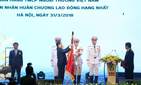 Phó Thủ tướng Vương Đình Huệ trao phần thưởng cao quý cho Vietcombank