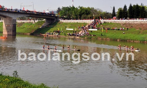 Biểu diễn giao lưu nghệ thuật quần chúng và đua bè trên sông Kỳ Cùng