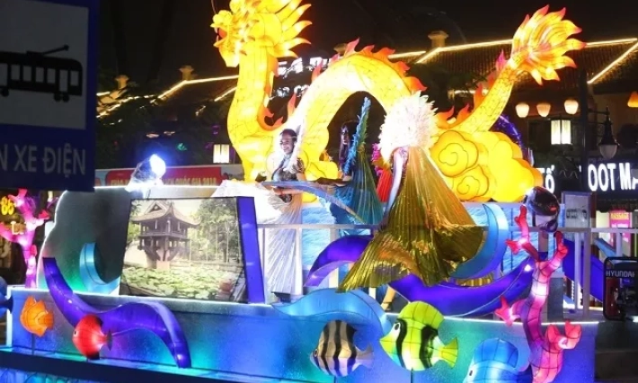 Khởi động Carnaval Hạ Long 2018 với lễ diễu hành 12 xe hoa