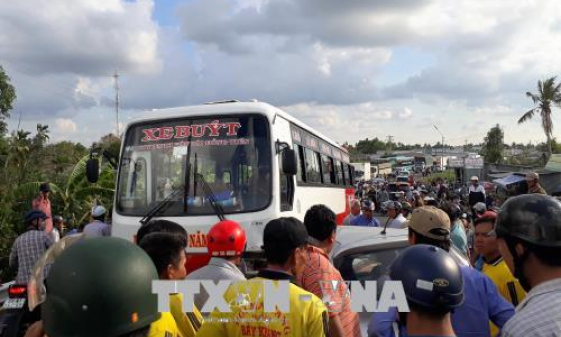 Cà Mau: Xe taxi và xe buýt đâm nhau khiến giao thông ùn tắc nghiêm trọng