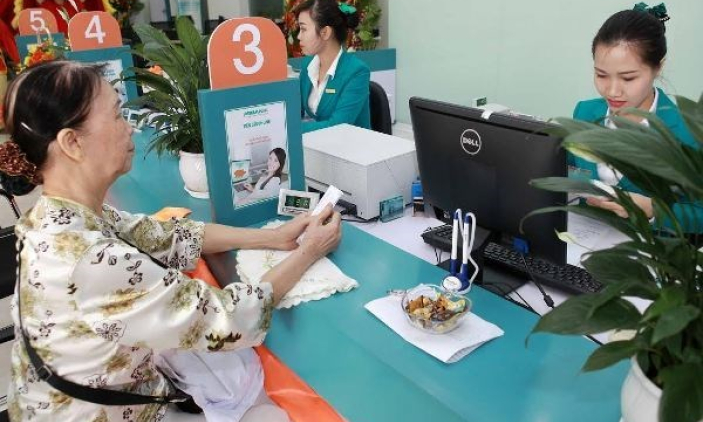 Hai kẻ gian dùng vũ khí uy hiếp nhân viên ngân hàng ABBANK