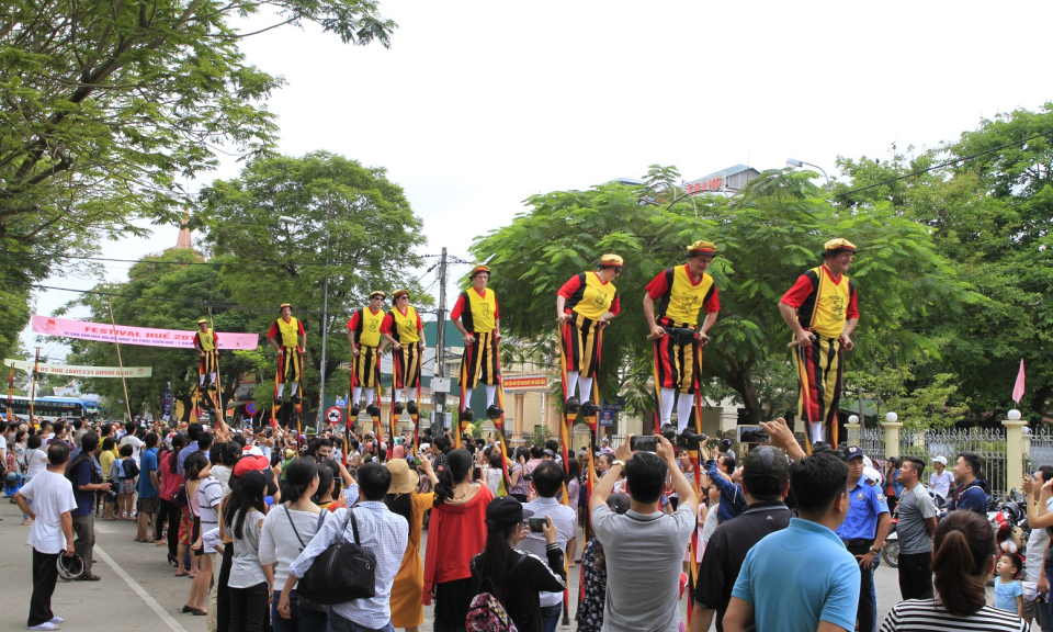 Lễ hội đường phố tràn ngập sắc màu tại Huế