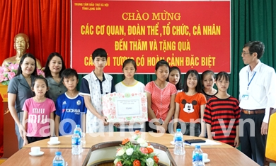 Thăm, tặng quà Tết Thiếu nhi tại Trung tâm Bảo trợ xã hội tỉnh và các huyện Văn Quan, Lộc Bình