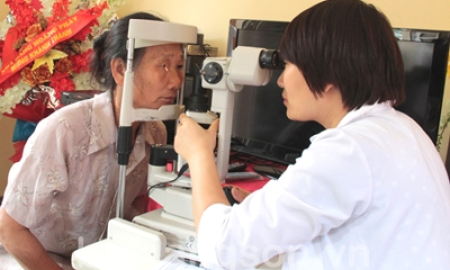 Khám, chữa bệnh nhân đạo các bệnh về mắt tại Bình Gia