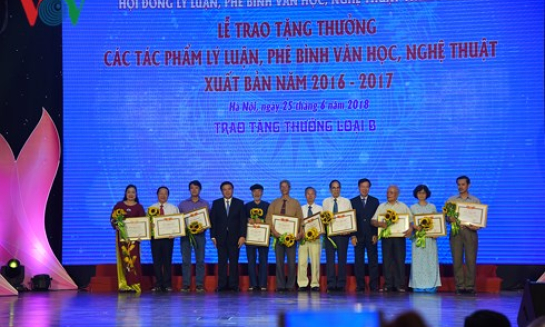 Tặng thưởng 28 tác phẩm lý luận, phê bình văn học, nghệ thuật xuất sắc