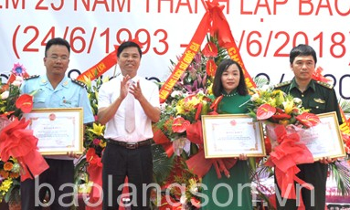 Khai mạc triển lãm chuyên đề “Nét vàng son” và gặp mặt kỷ niệm 25 năm thành lập Bảo tàng tỉnh