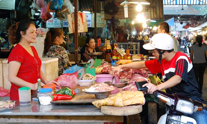 Lo giá xăng “đẩy” giá tiêu dùng