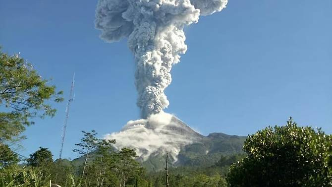 Indonesia: Núi lửa Merapi phun trào cột tro bụi cao tới 6 km