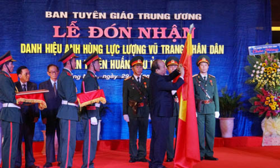 Ban Tuyên huấn Khu ủy Khu V đón nhận danh hiệu Anh hùng