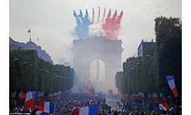 Paris bùng nổ trong lễ đón Les Bleus trở về