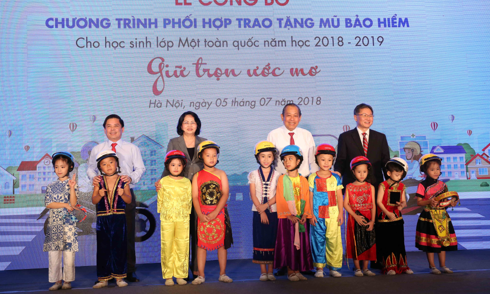 Phó Thủ tướng Thường trực dự công bố Chương trình tặng MBH cho học sinh lớp một