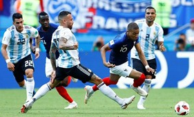 Mbappe, Cavani tiễn Messi và Ronaldo về nước