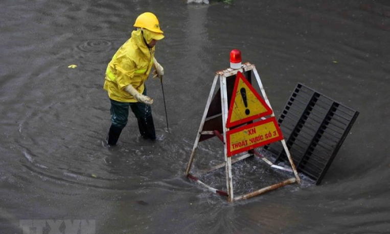 Trời mưa suốt đêm, Hà Nội xuất hiện một số điểm úng ngập