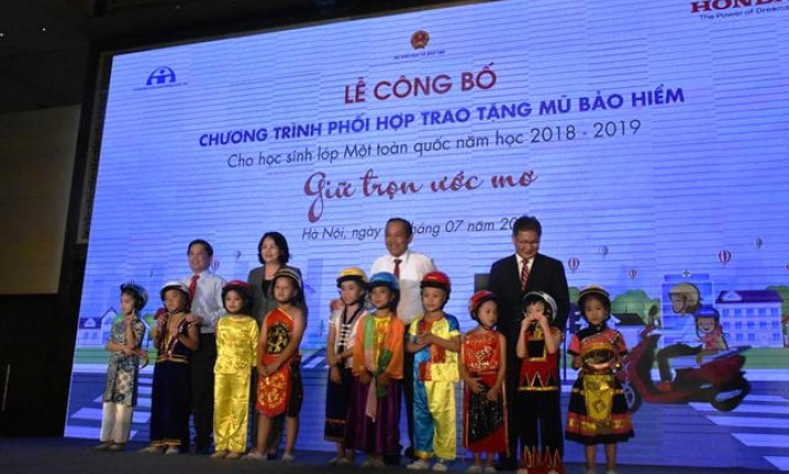 Gần hai triệu học sinh lớp 1 trên cả nước được tặng mũ bảo hiểm