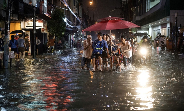 Lũ lụt làm tê liệt khu vực thủ đô Manila, 54 nghìn người phải sơ tán