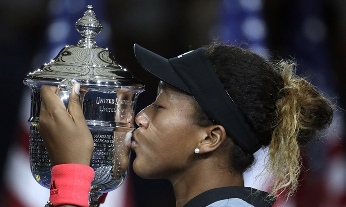 Hạ gục “thần tượng” Serena, Naomi Osaka đăng quang Mỹ mở rộng