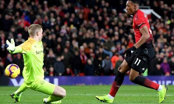 Martial tỏa sáng giúp Man United thắng Everton 2-1