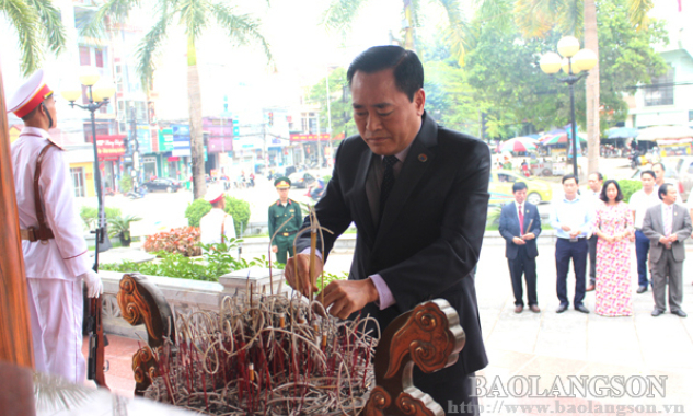 Đoàn đại biểu Đại hội Thể dục thể thao Lạng Sơn dâng hương khuôn viên lưu niệm Chủ tịch Hồ Chí Minh