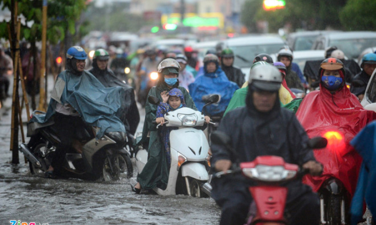 Những thói quen gây hại khi lái xe máy mùa mưa