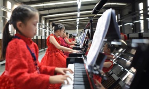 Kỷ lục Guinnes hòa nhạc: 639 người chơi 666 chiếc đàn piano cùng lúc