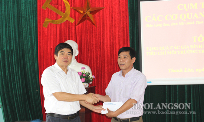 Cụm thi đua II các cơ quan Ban Đảng tỉnh Lạng Sơn tặng quà tại huyện Cao Lộc