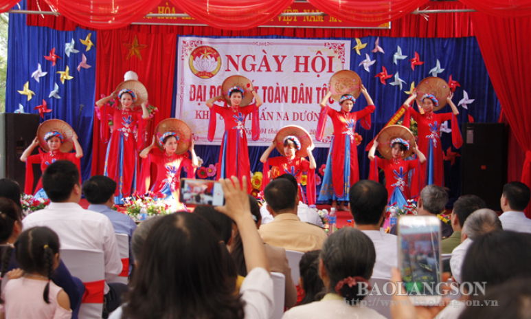 Đồng chí Phó Bí thư Thường trực Tỉnh ủy dự ngày hội đại đoàn kết tại thị trấn Na Dương, huyện Lộc Bình