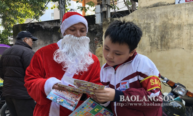 Nở rộ dịch vụ chuyển quà Noel