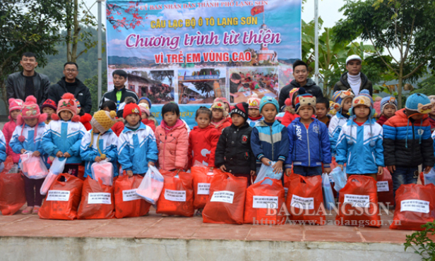 CLB ô tô Lạng Sơn tặng trên 100 suất quà cho học sinh trường tiểu học Vân An