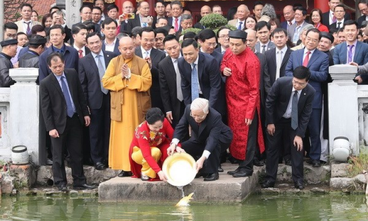 Tổng Bí thư, Chủ tịch nước cùng kiều bào thả cá chép tiễn ông Táo