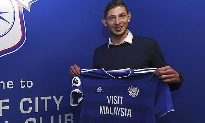 Thế giới bóng đá sốc khi hay tin chân sút Emiliano Sala mất tích