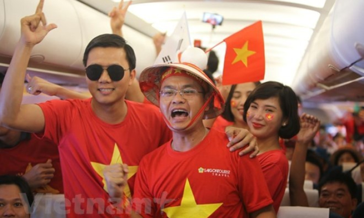 Vietnam Airlines ‘cõng’ hơn 300 cổ động viên xem Tứ kết Asian Cup