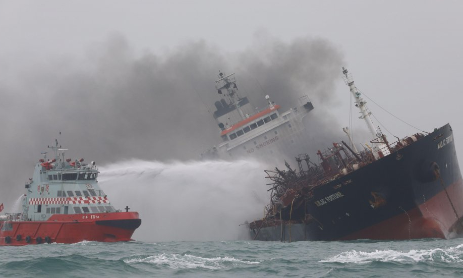 Cháy tàu chở dầu ngoài khơi Hong Kong