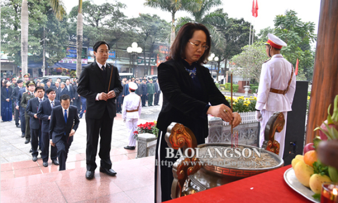 Lãnh đạo tỉnh dâng hương, dâng hoa tại khuôn viên lưu niệm Chủ tịch Hồ Chí Minh, Nghĩa trang liệt sỹ