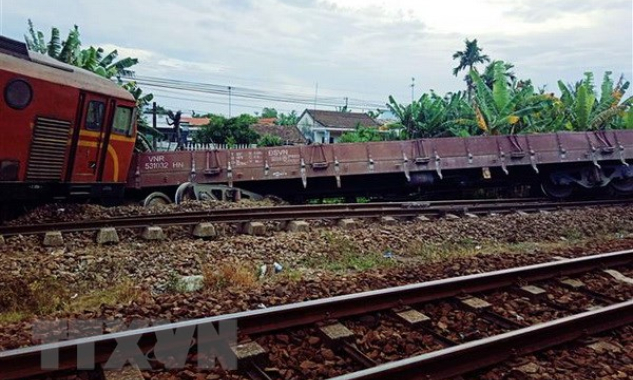 Thông tuyến đường sắt Bắc-Nam sau sự cố tàu hàng trật bánh tại Nghệ An