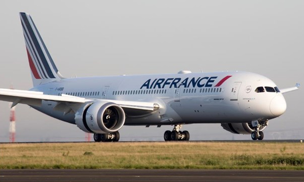 Máy bay chở hơn 500 hành khách của Air France phải hạ cánh khẩn cấp