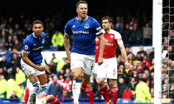 Arsenal thất thủ trên sân của Everton