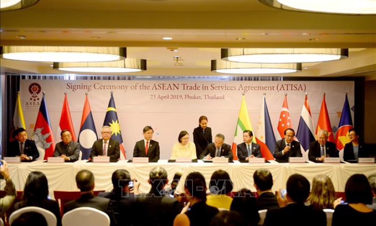 Các Bộ trưởng Kinh tế ASEAN ký kết 2 văn kiện về thương mại dịch vụ và đầu tư